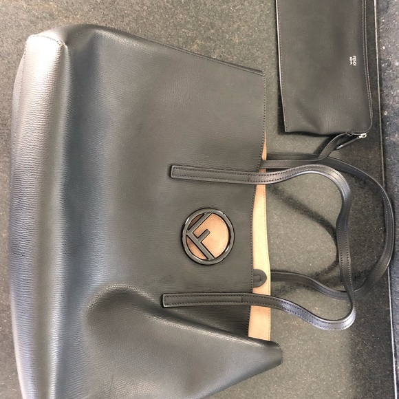 Black Fendi tote! Such a cute travel bag, but not bulky. Super trendy! - Picture 4 of 15